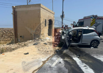 Perde il controllo dell’auto e si schianta contro un edificio a Mgarr