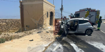 Perde il controllo dell’auto e si schianta contro un edificio a Mgarr