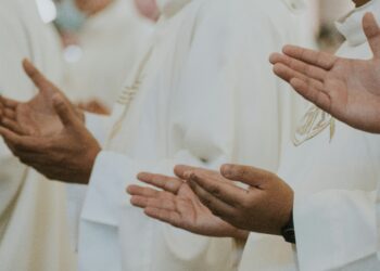 prete preti sacerdoti chiesa pregare