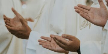 prete preti sacerdoti chiesa pregare