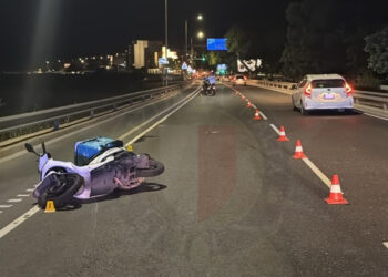 Auto travolge motociclista e fugge: 21enne gravemente ferito