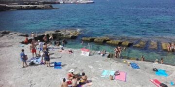 Sliema divieto di balneazione spiaggia mare turisti