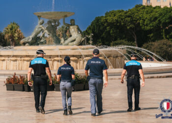 Poliziotti italiani in supporto alle pattuglie locali: sicurezza rafforzata nelle zone turistiche