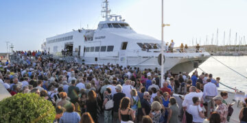 Bagno di folla al Porto Turistico di Marina di Ragusa per l’inaugurazione ufficiale del catamarano Ragusa Xpress