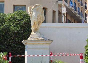 St. Julian’s, ubriaco si arrampica su una statua ottocentesca e la decapita: condannato 22enne italiano