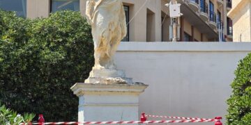 St. Julian’s, ubriaco si arrampica su una statua ottocentesca e la decapita: condannato 22enne italiano
