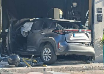Taxi sfonda la vetrina e piomba dentro un salone di parrucchieri a Santa Venera