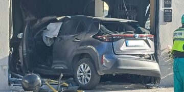 Taxi sfonda la vetrina e piomba dentro un salone di parrucchieri a Santa Venera