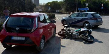 Auto travolge moto sulla Coast Road, al volante una donna con tasso alcolemico sei volte oltre il limite