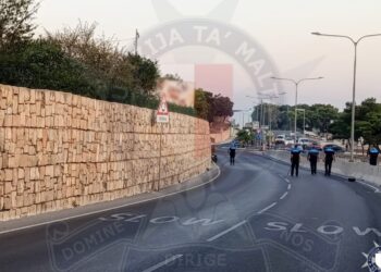 Scooter si schianta contro il guardrail a Pembroke: gravissimo un 21enne italiano