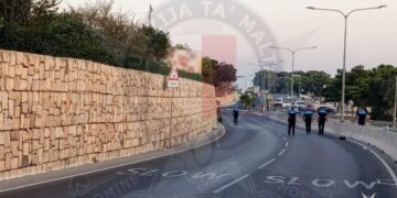 Scooter si schianta contro il guardrail a Pembroke: gravissimo un 21enne italiano