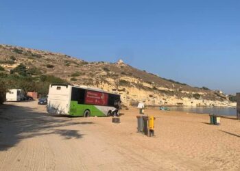 Dal capolinea al bagnasciuga: autobus finisce in spiaggia a Gnejna Bay