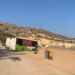 Dal capolinea al bagnasciuga: autobus finisce in spiaggia a Gnejna Bay