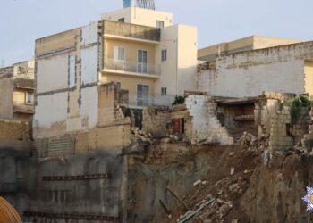 Crollano strutture vicino a un cantiere a Victoria: scatta lo stop ai lavori