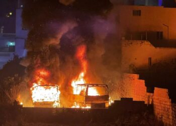 Incendio nella notte a Naxxar: tre autobus distrutti dalle fiamme