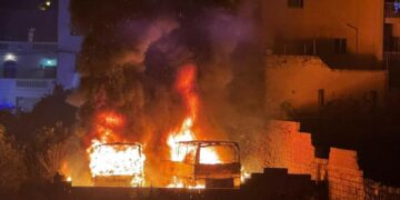 Incendio nella notte a Naxxar: tre autobus distrutti dalle fiamme