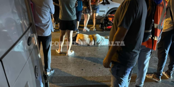 Schianto a Bugibba, motociclista finisce contro le auto parcheggiate