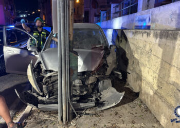 Perde il controllo dell’auto e si schianta contro un palo: 54enne gravemente ferito