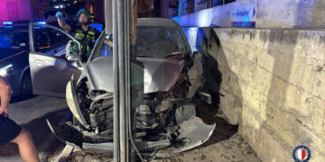 Perde il controllo dell’auto e si schianta contro un palo: 54enne gravemente ferito
