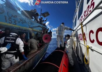 Migranti, accuse di spari in mare aperto: Malta nega riscontri, Guardia Costiera soccorre 140 persone