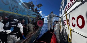 Migranti, accuse di spari in mare aperto: Malta nega riscontri, Guardia Costiera soccorre 140 persone
