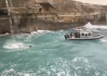 Sub in difficoltà tratto in salvo dalle Forze Armate nel mare in tempesta a Reqqa Point