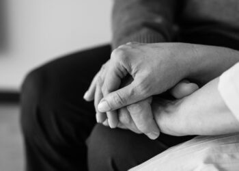 tristezza, mani che si stringono, dolore, genitori, lutto