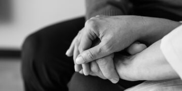 tristezza, mani che si stringono, dolore, genitori, lutto
