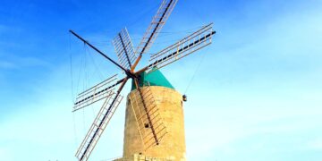 Crollano le pale del mulino Ta’ Kola: tre operai feriti