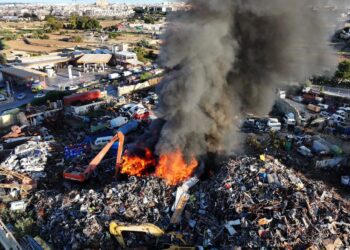 Densa colonna di fumo nero su Ghaxaq: in fiamme un deposito industriale