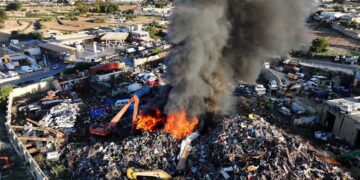Densa colonna di fumo nero su Ghaxaq: in fiamme un deposito industriale