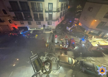 Mosta, fiamme nella tromba delle scale: quattro persone in ospedale per inalazione di fumo