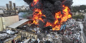 Maxi incendio in un deposito di rottami a Marsa, cittadini invitati a chiudere porte e finestre