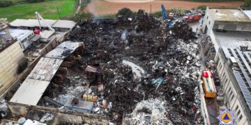 Marsa, domato dopo 24 ore il maxi incendio al deposito di rottami: «Uno sforzo estremo dei soccorritori»