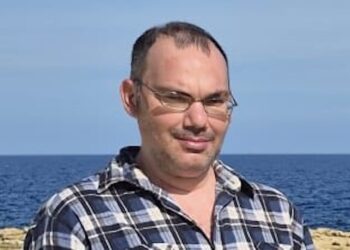 Soffocato da un boccone al capolinea degli autobus di Victoria, identificata la vittima