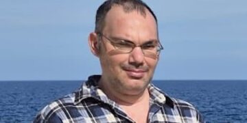 Soffocato da un boccone al capolinea degli autobus di Victoria, identificata la vittima