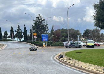 Perde il controllo della moto e cade rovinosamente sull’asfalto: 83enne gravemente ferito