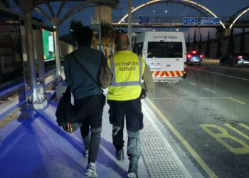 Raid anti-clandestini su bus e veicoli privati: arrestati 76 irregolari