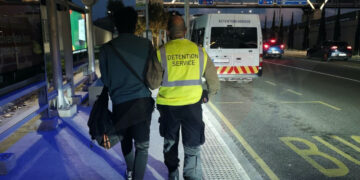 Raid anti-clandestini su bus e veicoli privati: arrestati 76 irregolari