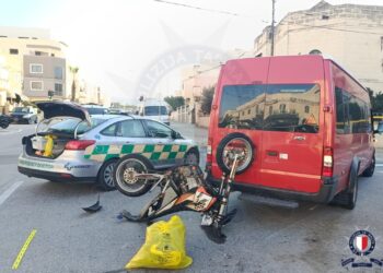 Schianto all’alba tra pulmino scolastico e moto: muore un 57enne