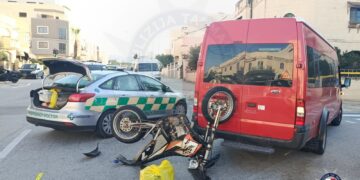 Schianto all’alba tra pulmino scolastico e moto: muore un 57enne