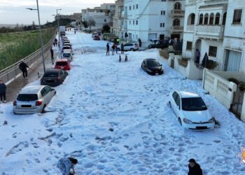 La grandine sorprende Malta: strade imbiancate e traffico in difficoltà