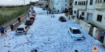 La grandine sorprende Malta: strade imbiancate e traffico in difficoltà