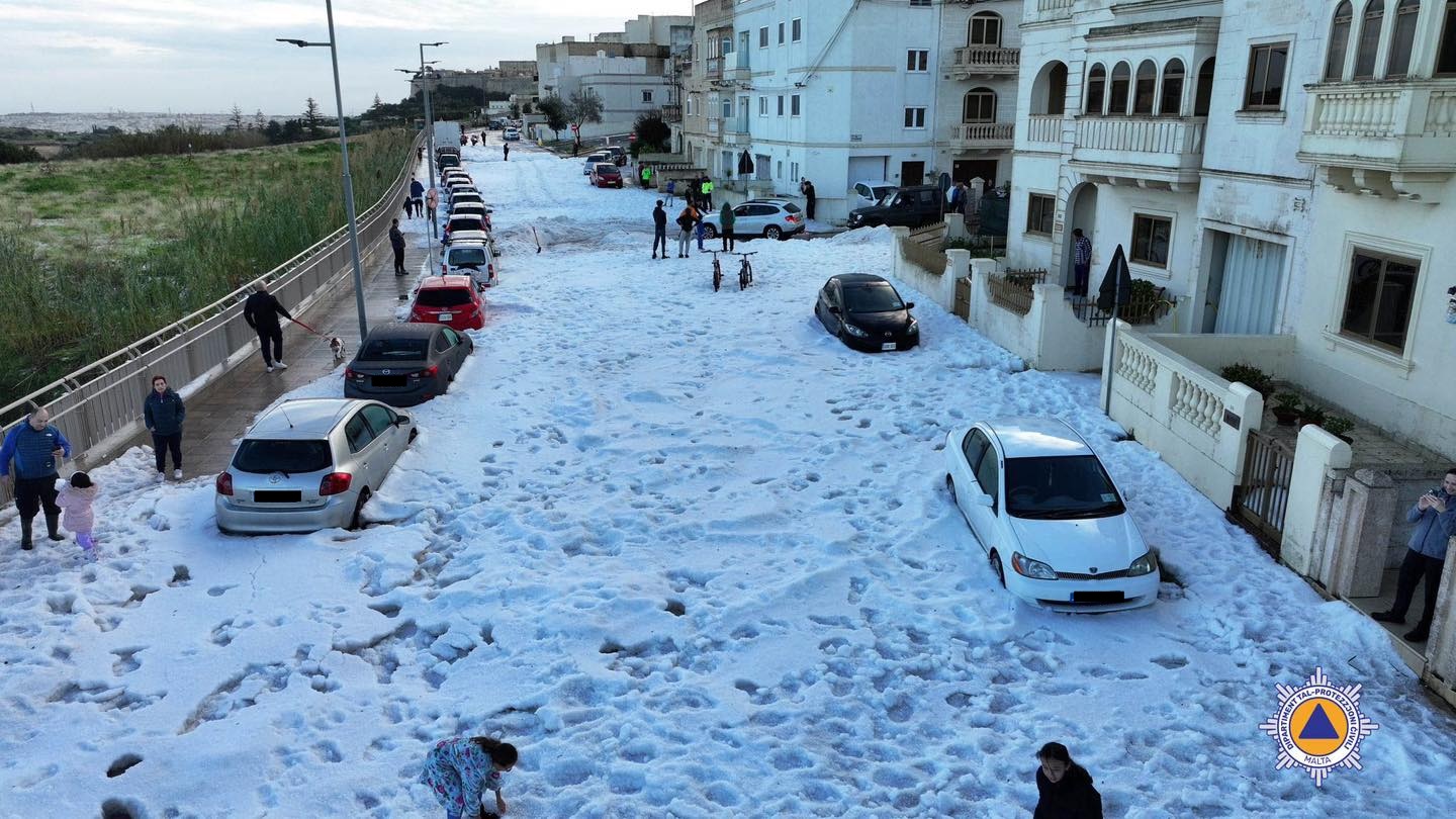 La grandine sorprende Malta: strade imbiancate e traffico in difficoltà