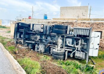 Autocisterna carica di GPL si ribalta a Mellieha: lungo e delicato intervento dei vigili del fuoco