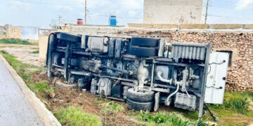 Autocisterna carica di GPL si ribalta a Mellieha: lungo e delicato intervento dei vigili del fuoco