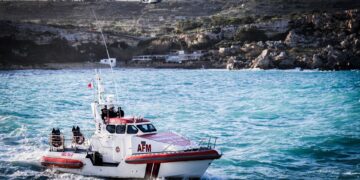 Travolta da un’onda a Cirkewwa, si cerca ancora la tredicenne polacca