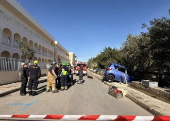 Auto sfonda parapetto al St. Vincent de Paul e resta in bilico sul dislivello