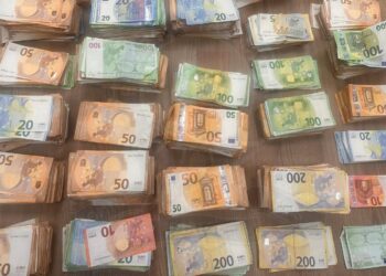 Droga, armi e riciclaggio: polizia smantella un’organizzazione criminale guidata da cinque italiani