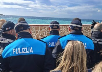 Travolta da un’onda a Cirkewwa, comunità polacca e soccorritori ricordano Oliwia Wojnowska